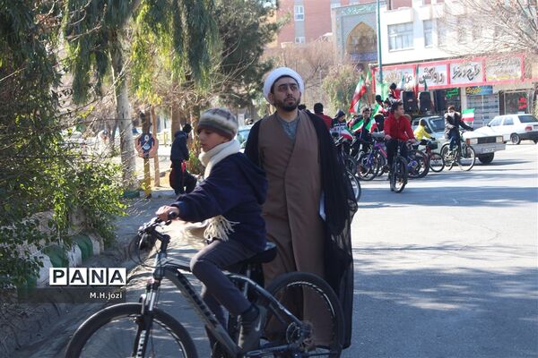 همایش دوچرخه‌سواری به‌مناسبت دهه فجر در قم