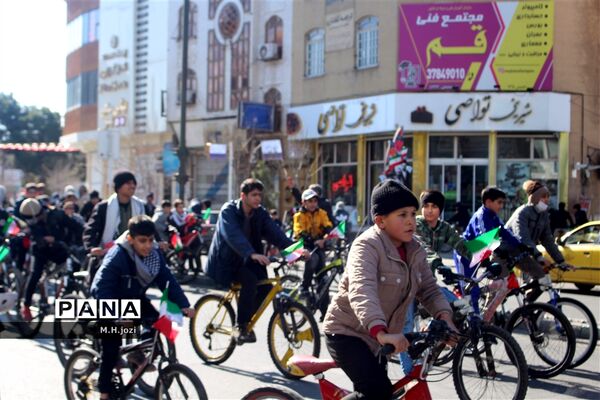 همایش دوچرخه‌سواری به‌مناسبت دهه فجر در قم