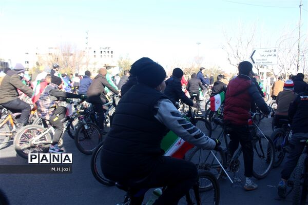 همایش دوچرخه‌سواری به‌مناسبت دهه فجر در قم