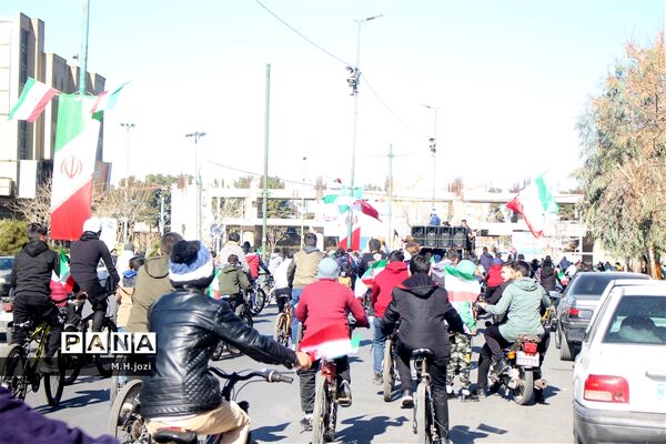همایش دوچرخه‌سواری به‌مناسبت دهه فجر در قم