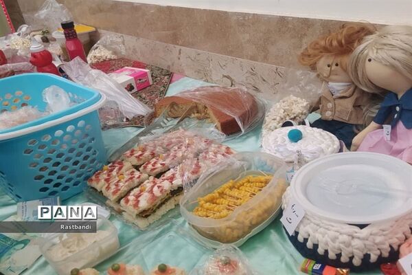 بازارچه خیریه دانش‌آموزی در دبستان شجره طیبه منطقه ۱۳
