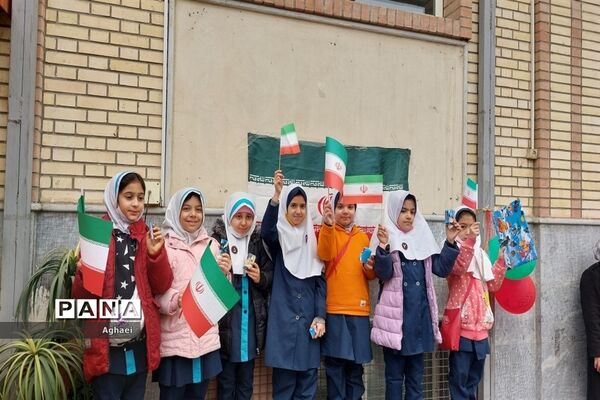 برگزاری  جشن ۴۴ سالگی انقلاب در دبستان فیروزه منطقه ۱۳