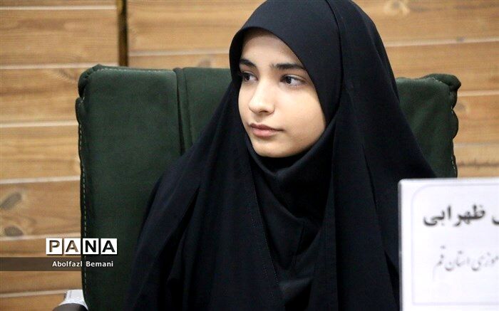 استقرار غرفه مجلس دانش‌آموزی قم در مسیر راهپیمایی ٢٢ بهمن