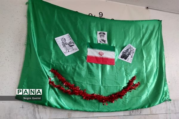 آذین‌بندی دبیرستان شهیده قضایی قم به مناسبت سالگرد پیروزی انقلاب