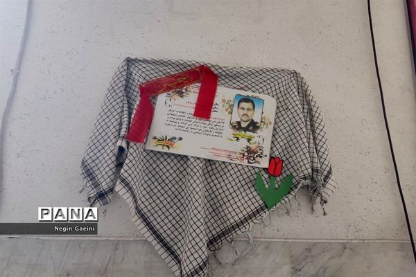 آذین‌بندی دبیرستان شهیده قضایی قم به مناسبت سالگرد پیروزی انقلاب