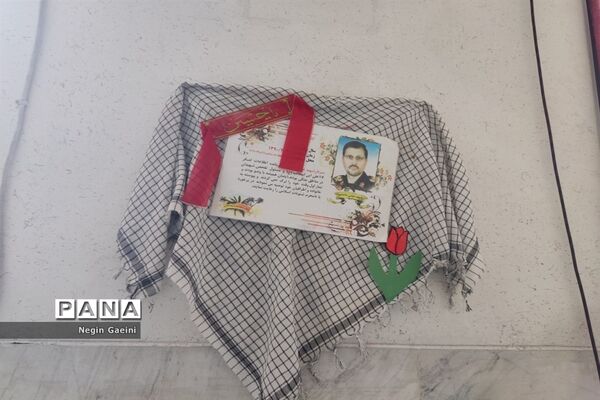 آذین‌بندی دبیرستان شهیده قضایی قم به مناسبت سالگرد پیروزی انقلاب