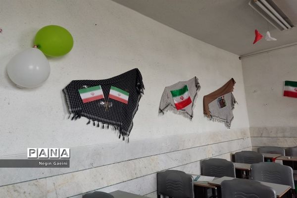 آذین‌بندی دبیرستان شهیده قضایی قم به مناسبت سالگرد پیروزی انقلاب