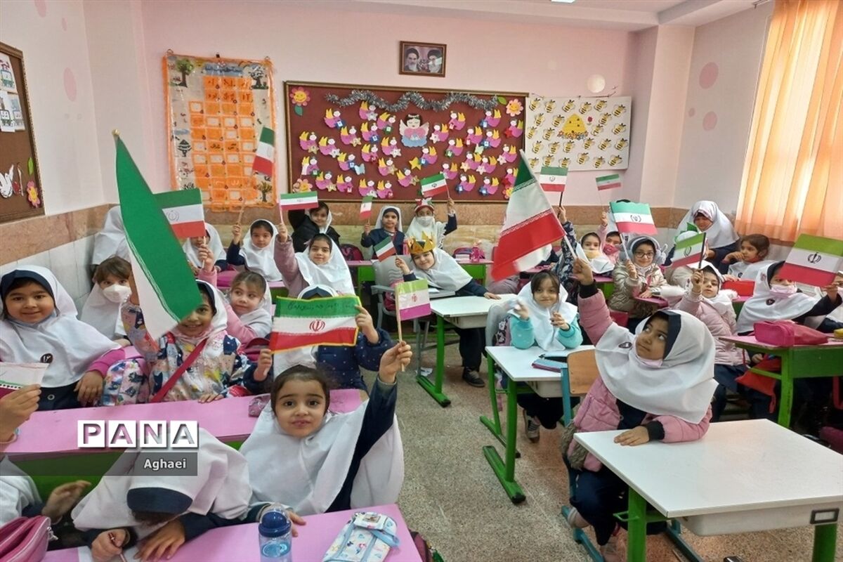 دانش‌آموزان باید با تاریخ و فرهنگ انقلاب اسلامی آشنا شوند