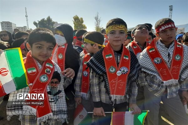 حضور دانش‌آموزان کازرونی در راهپیمایی شکوه ۴۴