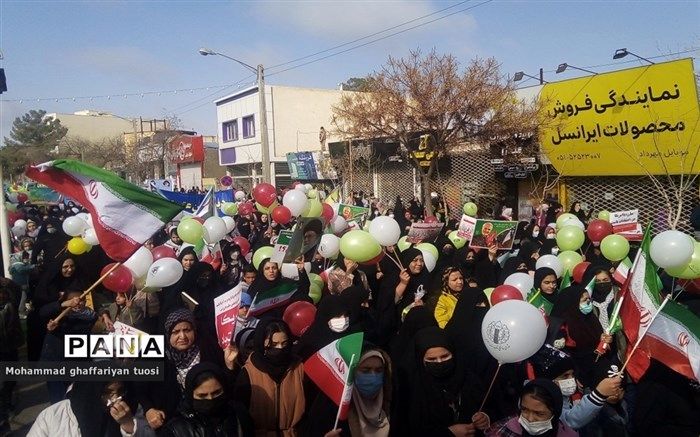 مردم دل در گرو ایران و اسلام دارند