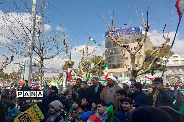 حضور حماسه آفرینی دانش‌آموزان و فرهنگیان منطقه ۱۰ در راهپیمایی ۲۲ بهمن ۱۴۰۱