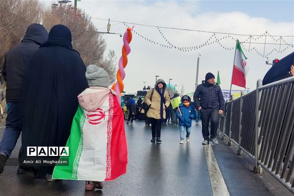 راهپیمایی پرشکوه چهل و چهارمین سالروز پیروزی انقلاب اسلامی زیر بارش برف