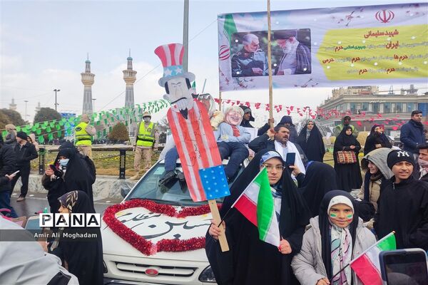 راهپیمایی پرشکوه چهل و چهارمین سالروز پیروزی انقلاب اسلامی زیر بارش برف