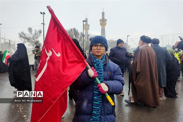 راهپیمایی پرشکوه چهل و چهارمین سالروز پیروزی انقلاب اسلامی زیر بارش برف