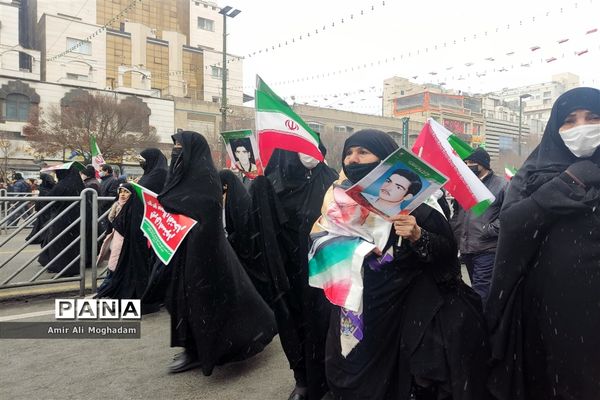 راهپیمایی پرشکوه چهل و چهارمین سالروز پیروزی انقلاب اسلامی زیر بارش برف