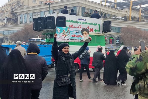 راهپیمایی پرشکوه چهل و چهارمین سالروز پیروزی انقلاب اسلامی زیر بارش برف