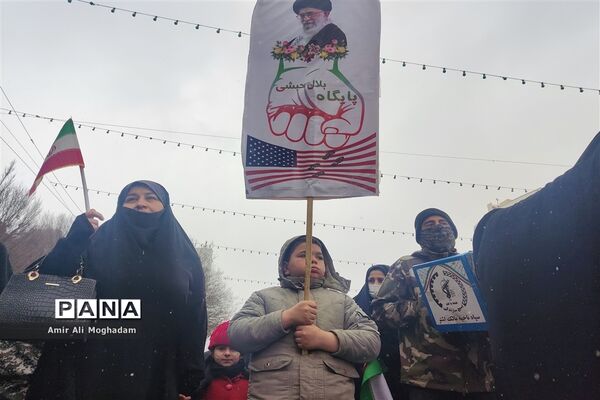 راهپیمایی پرشکوه چهل و چهارمین سالروز پیروزی انقلاب اسلامی زیر بارش برف