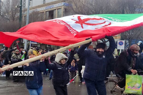 راهپیمایی پرشکوه چهل و چهارمین سالروز پیروزی انقلاب اسلامی زیر بارش برف