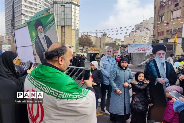 راهپیمایی پرشکوه چهل و چهارمین سالروز پیروزی انقلاب اسلامی زیر بارش برف