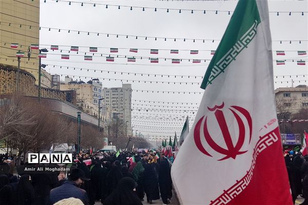راهپیمایی پرشکوه چهل و چهارمین سالروز پیروزی انقلاب اسلامی زیر بارش برف
