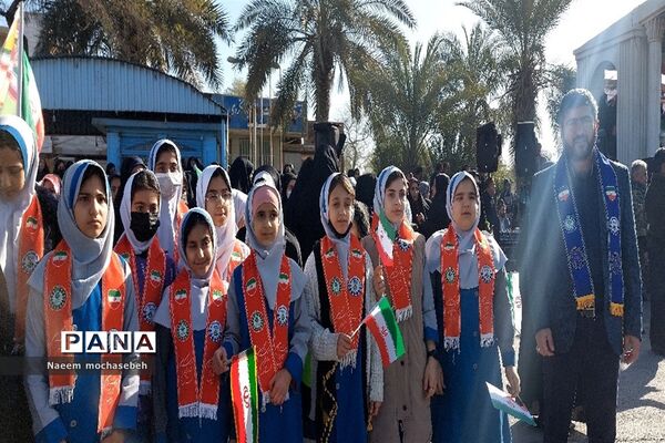 حضور پرشور فرهنگیان و دانش‌آموزان شادگانی در مراسم راهپیمایی یوم الله ۲۲بهمن