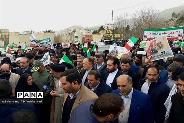 حضور پرشور مردم و دانش‌آموزان ناحیه یک خرم آباد در راهپیمایی 22بهمن