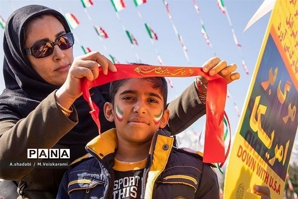 حضور پرشور مردم و دانش‌آموزان ناحیه یک خرم آباد در راهپیمایی 22بهمن