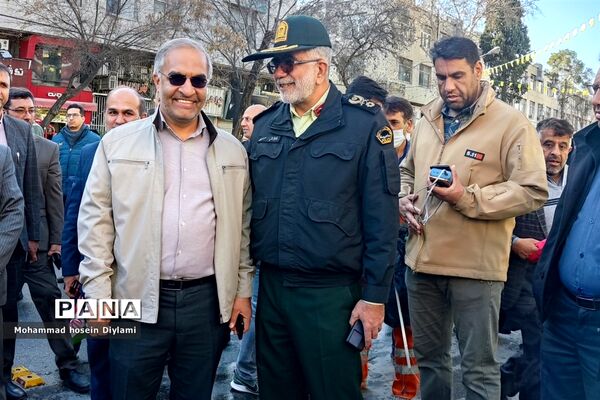 این همه لشکر آمده، به عشق رهبر آمده