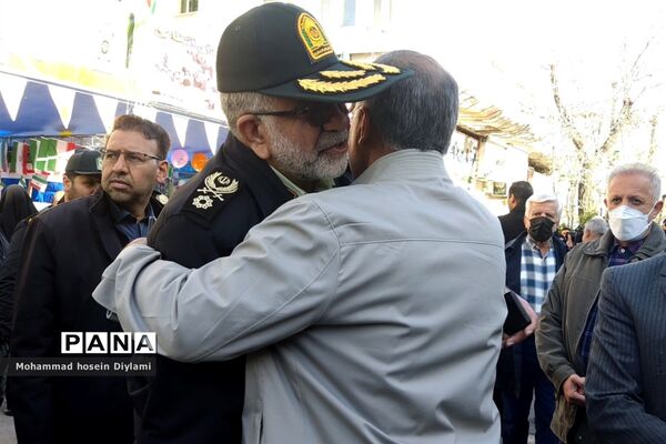 این همه لشکر آمده، به عشق رهبر آمده