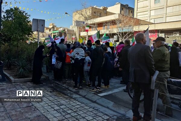 این همه لشکر آمده، به عشق رهبر آمده