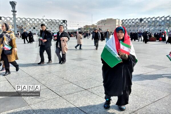 تا پای جان پای انقلاب ایستاده‌ایم