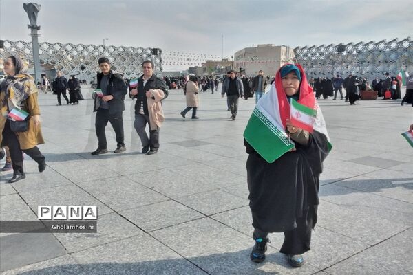 تا پای جان پای انقلاب ایستاده‌ایم