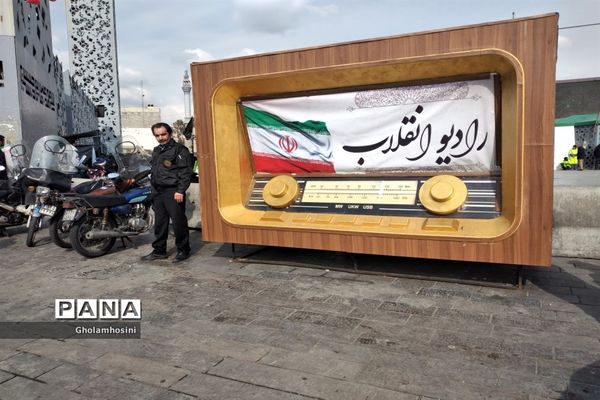 تا پای جان پای انقلاب ایستاده‌ایم