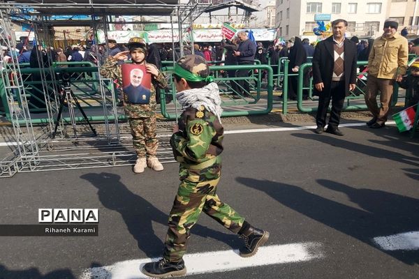 تا پای جان پای انقلاب ایستاده‌ایم