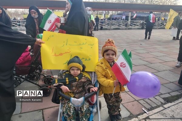 تا پای جان پای انقلاب ایستاده‌ایم