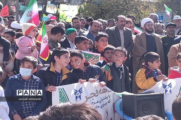 حضور پرشور دانش‌آموزان و اقشار مردم شهرستان سروستان در راهپیمایی 22 بهمن ماه