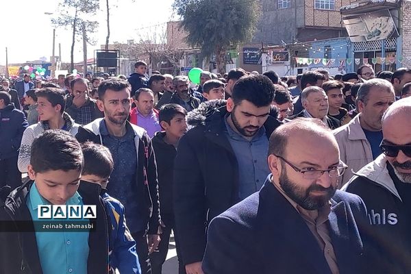 حضور پرشور دانش‌آموزان و اقشار مردم شهرستان سروستان در راهپیمایی 22 بهمن ماه