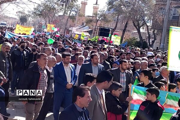 حضور پرشور دانش‌آموزان و اقشار مردم شهرستان سروستان در راهپیمایی 22 بهمن ماه