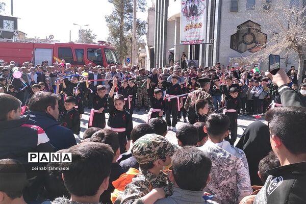 حضور پرشور دانش‌آموزان و اقشار مردم شهرستان سروستان در راهپیمایی 22 بهمن ماه