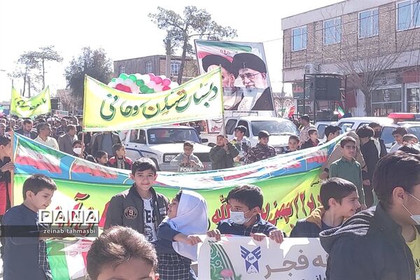حضور پرشور دانش‌آموزان و اقشار مردم شهرستان سروستان در راهپیمایی 22 بهمن ماه