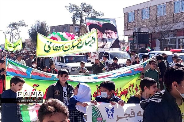 حضور پرشور دانش‌آموزان و اقشار مردم شهرستان سروستان در راهپیمایی 22 بهمن ماه