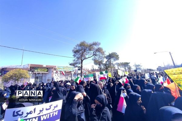 حضور پرشور دانش‌آموزان و اقشار مردم شهرستان سروستان در راهپیمایی 22 بهمن ماه