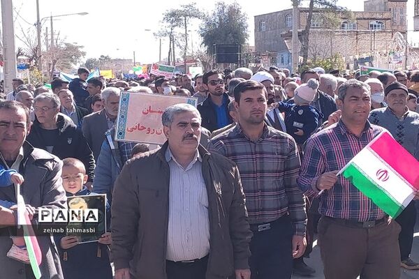 حضور پرشور دانش‌آموزان و اقشار مردم شهرستان سروستان در راهپیمایی 22 بهمن ماه