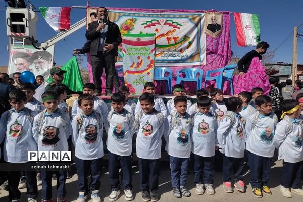حضور پرشور دانش‌آموزان و اقشار مردم شهرستان سروستان در راهپیمایی 22 بهمن ماه