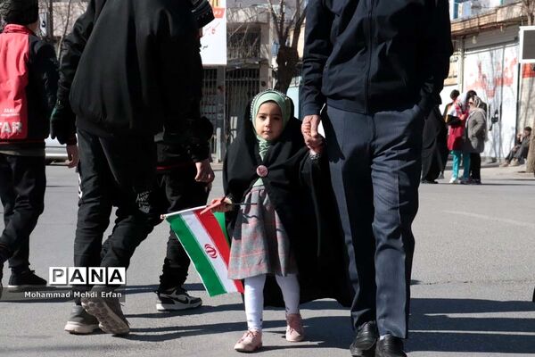 حضور دانش‌آموزان آباده  در مراسم  22 بهمن