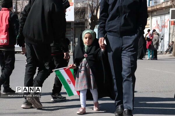 حضور دانش‌آموزان آباده  در مراسم  22 بهمن