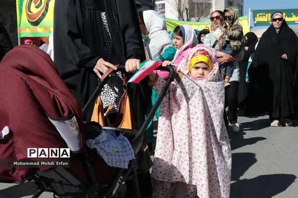 حضور دانش‌آموزان آباده  در مراسم  22 بهمن