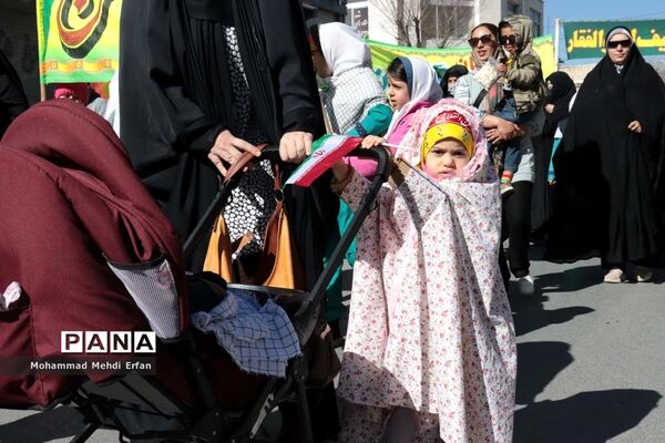 حضور دانش‌آموزان آباده  در مراسم  22 بهمن