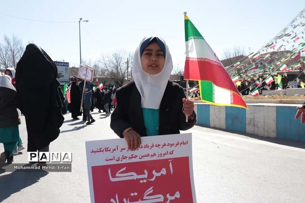 حضور دانش‌آموزان آباده  در مراسم  22 بهمن