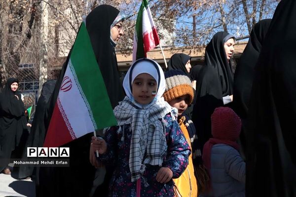 حضور دانش‌آموزان آباده  در مراسم  22 بهمن